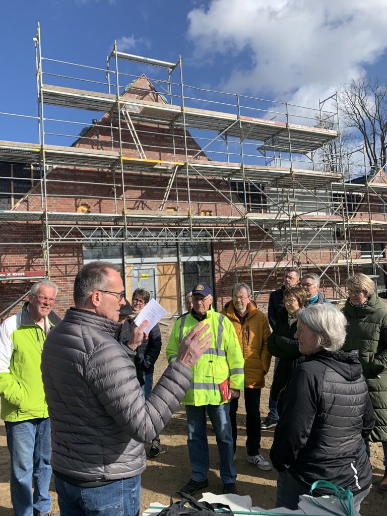 CDU-Mitglieder besichtigen Baustelle des neuen EDEKA-Markts in Ashausen